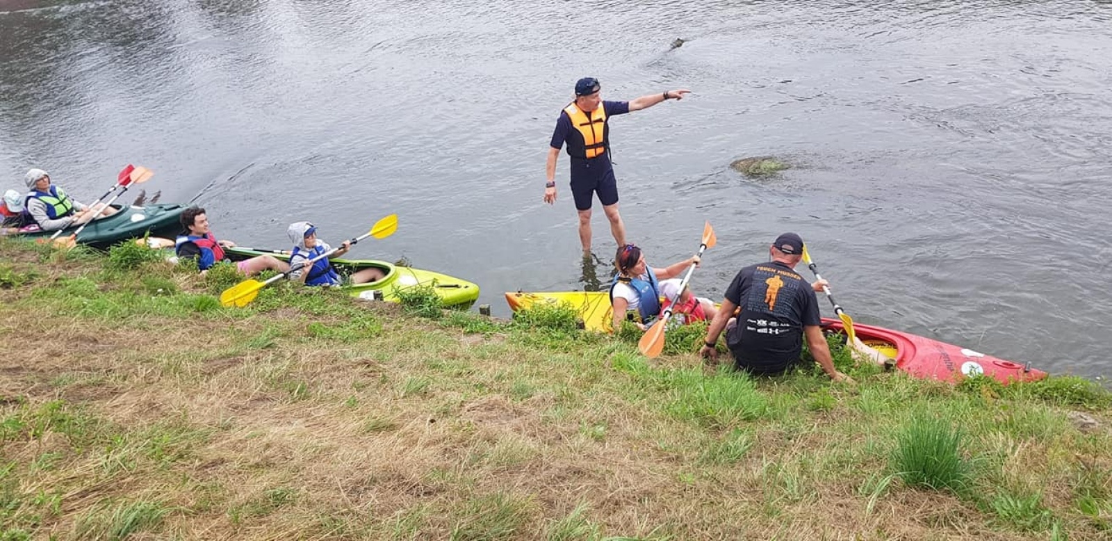 Zdjęcie w galerii na portalu naszwodzislaw.com: Zarażamy radością. Spływy kajakowe z Gminnym Ośrodkiem Sportu w Mszanie wiadomości z regionu