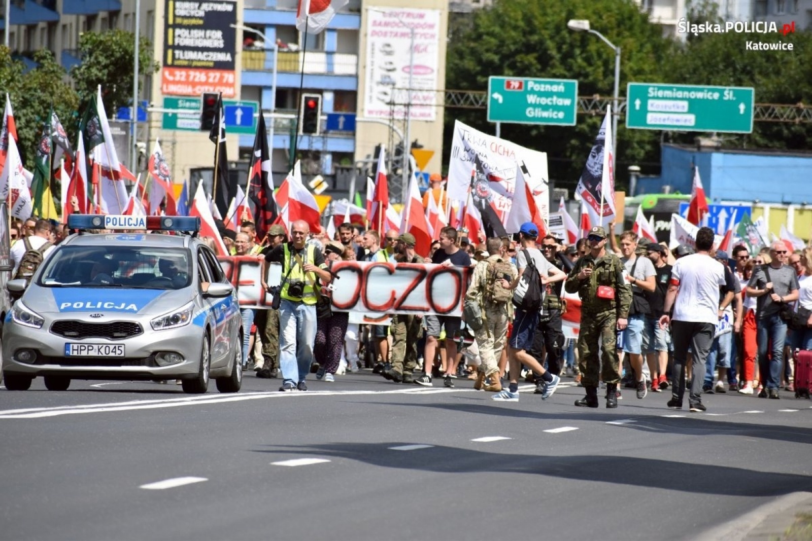 Zdjęcie w galerii na portalu naszwodzislaw.com: Katowice: uczestnicy marszu sprzeciwiają się polityce rządu w kwestii Covid-19 [FOTO] wiadomości z regionu
