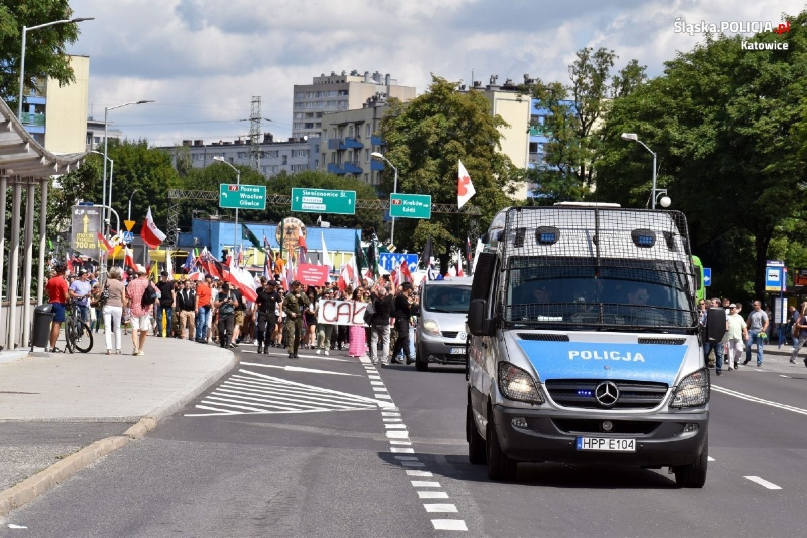 Zdjęcie w galerii na portalu naszwodzislaw.com: Katowice: uczestnicy marszu sprzeciwiają się polityce rządu w kwestii Covid-19 [FOTO] wiadomości z regionu