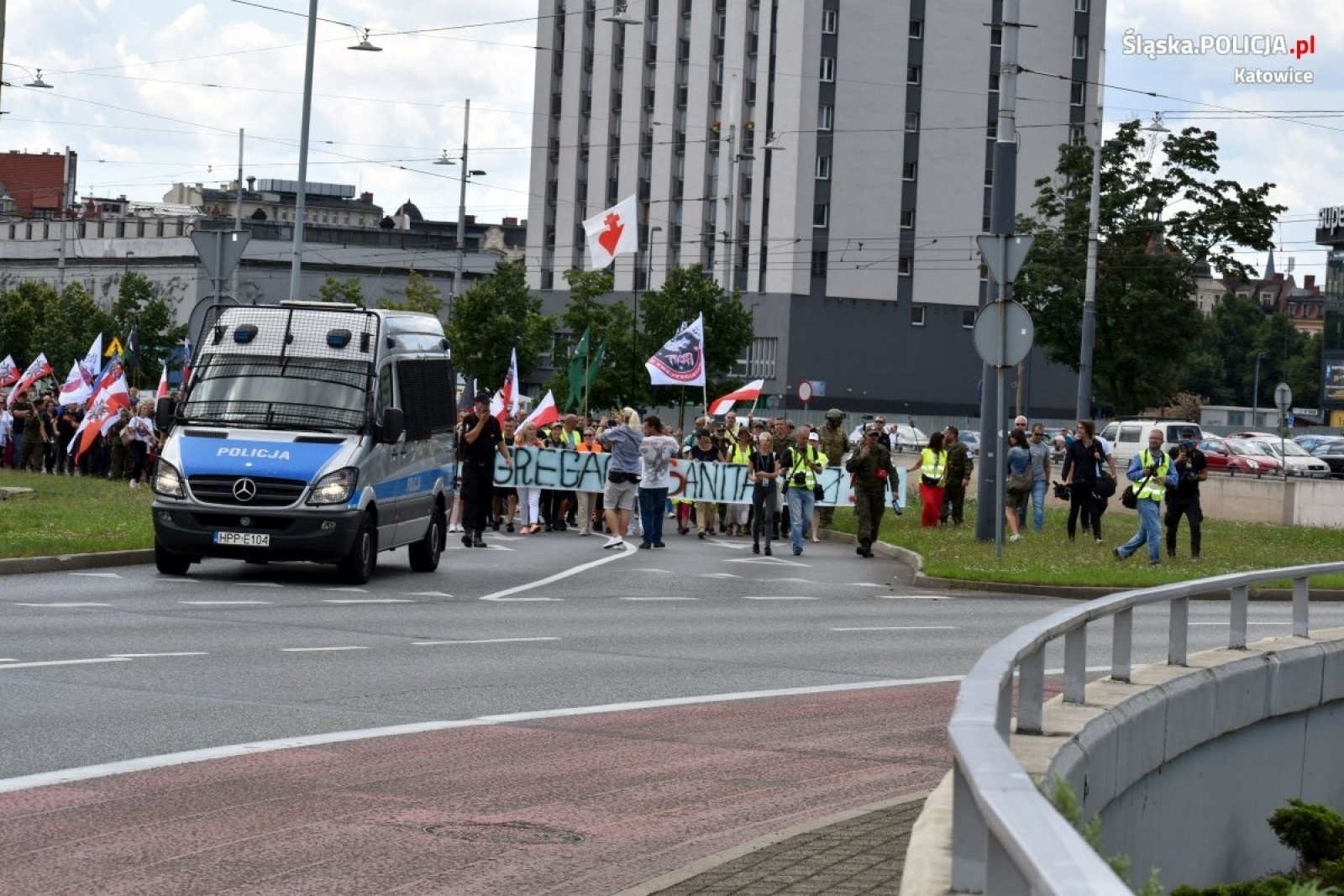 Zdjęcie w galerii na portalu naszwodzislaw.com: Katowice: uczestnicy marszu sprzeciwiają się polityce rządu w kwestii Covid-19 [FOTO] wiadomości z regionu