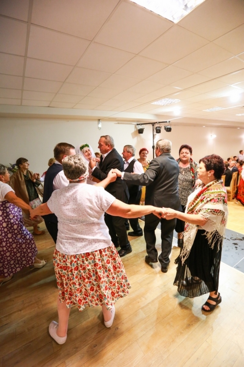 Zdjęcie w galerii na portalu naszwodzislaw.com: Ach, co to był za ślub! Tradycyjne śląskie wesele w Mszanie [FOTO] wiadomości z regionu