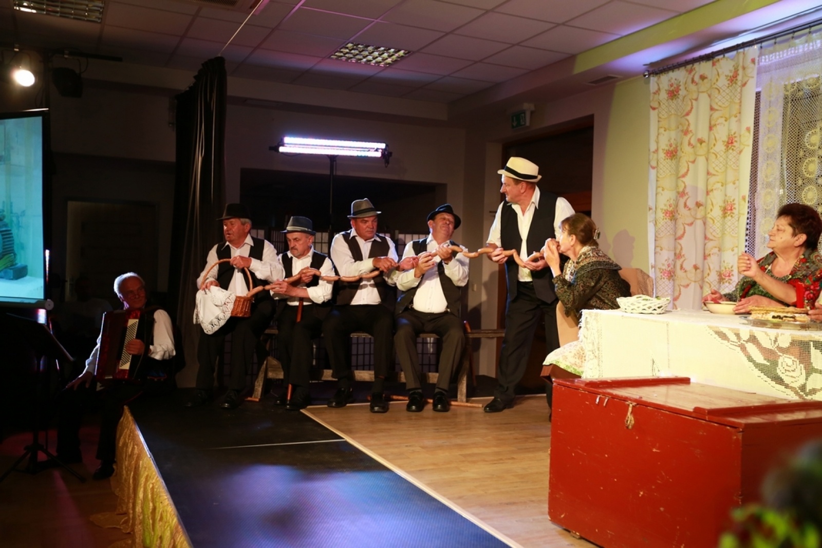 Zdjęcie w galerii na portalu naszwodzislaw.com: Ach, co to był za ślub! Tradycyjne śląskie wesele w Mszanie [FOTO] wiadomości z regionu