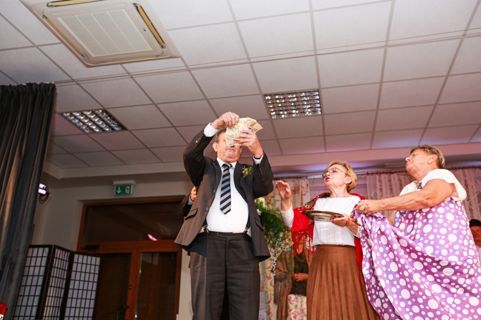 Zdjęcie w galerii na portalu naszwodzislaw.com: Ach, co to był za ślub! Tradycyjne śląskie wesele w Mszanie [FOTO] wiadomości z regionu