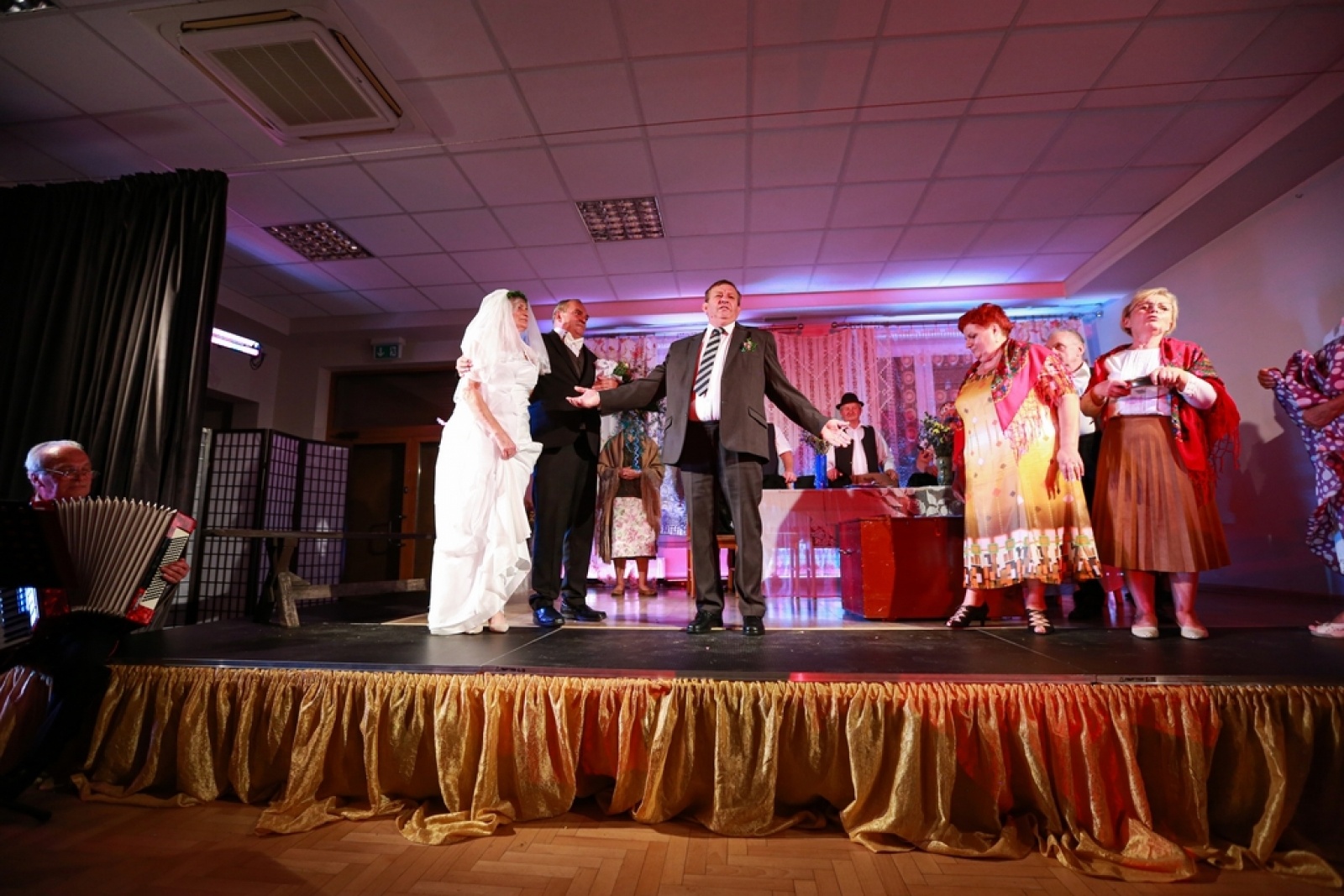 Zdjęcie w galerii na portalu naszwodzislaw.com: Ach, co to był za ślub! Tradycyjne śląskie wesele w Mszanie [FOTO] wiadomości z regionu