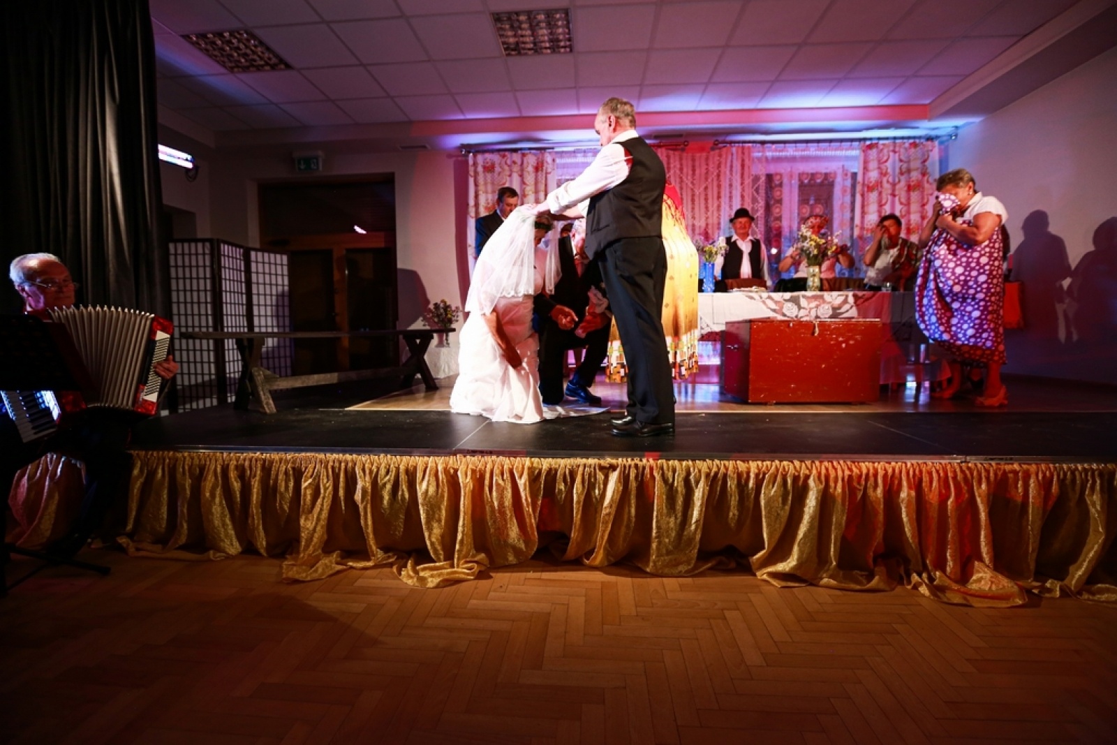 Zdjęcie w galerii na portalu naszwodzislaw.com: Ach, co to był za ślub! Tradycyjne śląskie wesele w Mszanie [FOTO] wiadomości z regionu