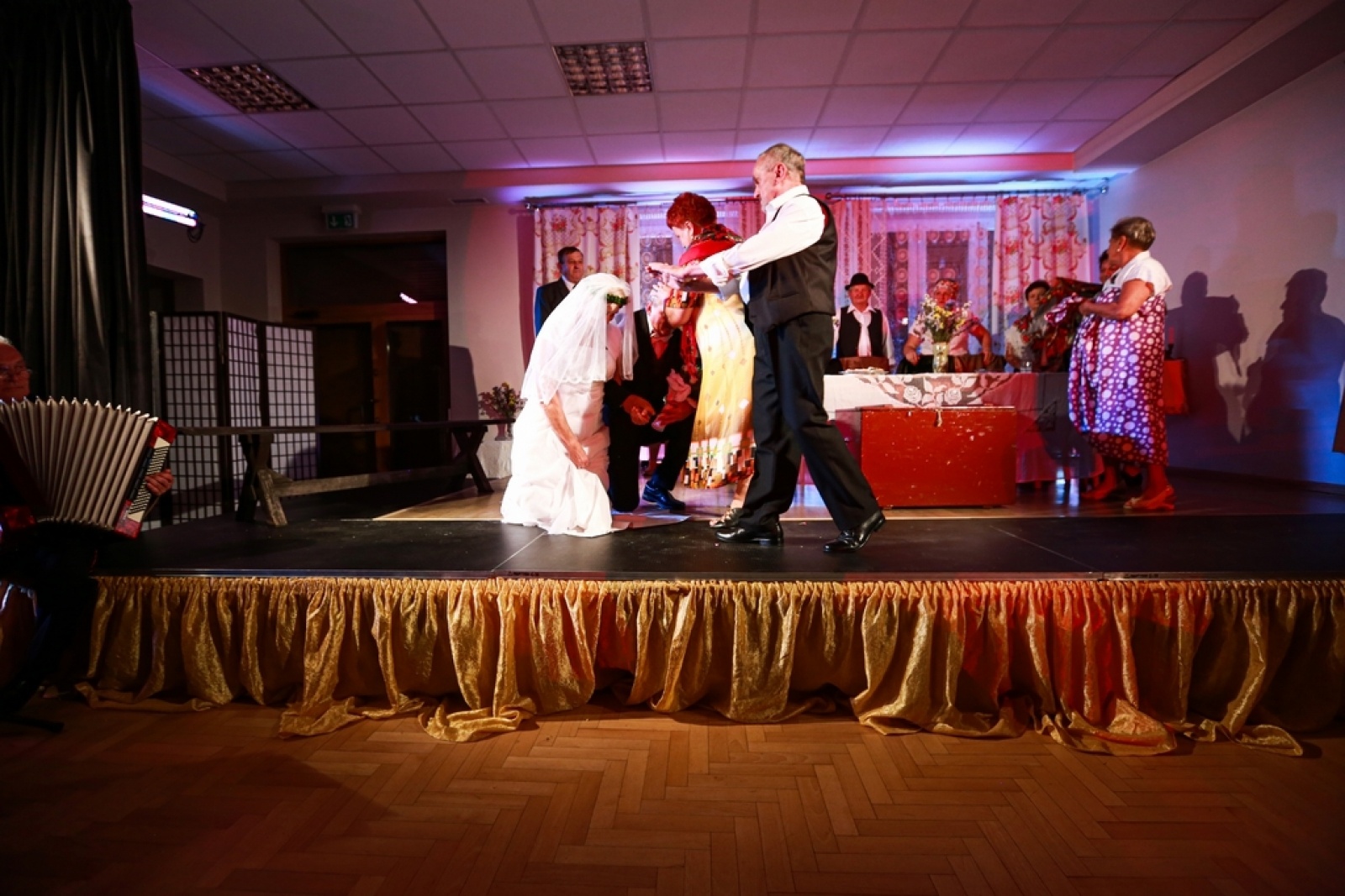 Zdjęcie w galerii na portalu naszwodzislaw.com: Ach, co to był za ślub! Tradycyjne śląskie wesele w Mszanie [FOTO] wiadomości z regionu