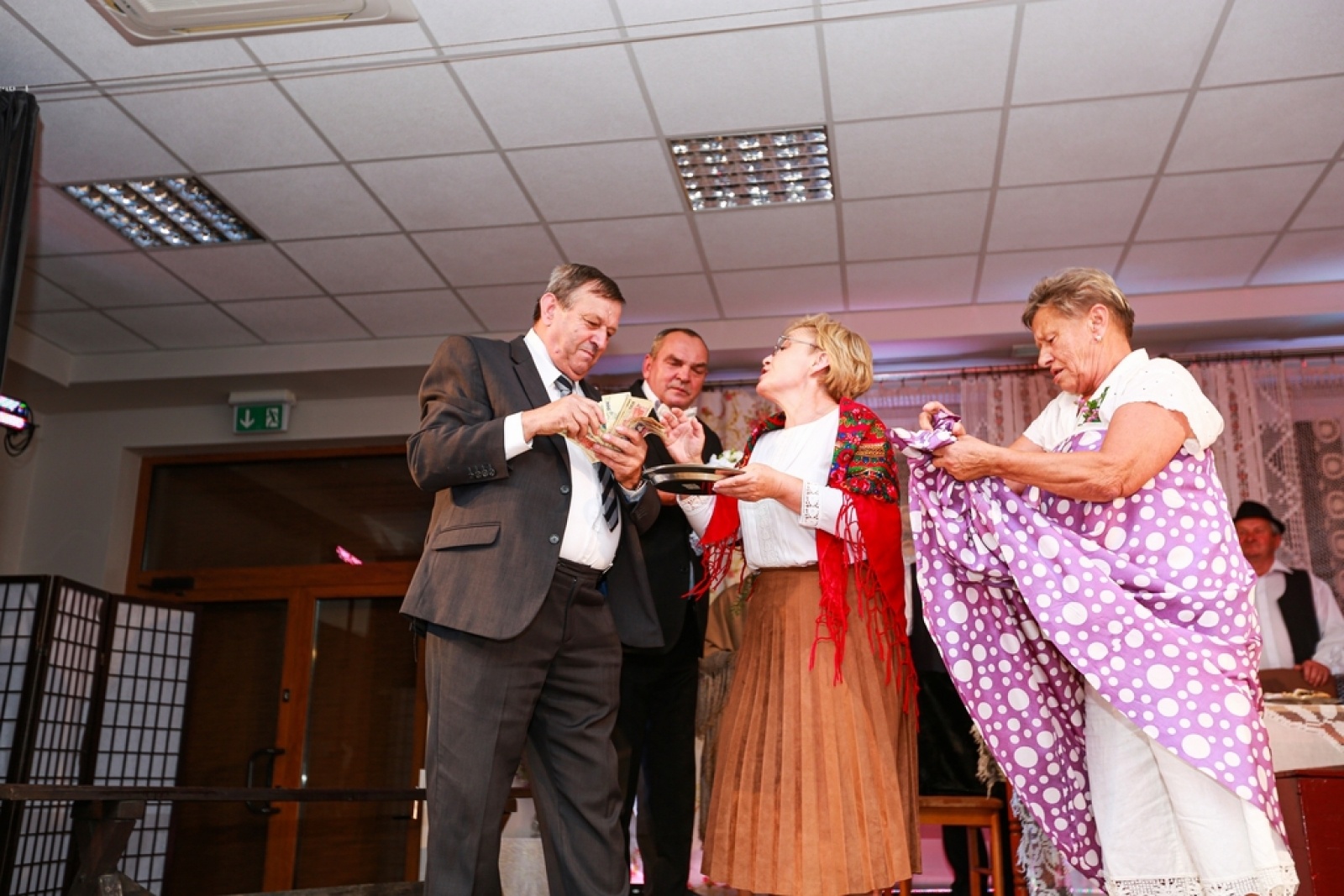 Zdjęcie w galerii na portalu naszwodzislaw.com: Ach, co to był za ślub! Tradycyjne śląskie wesele w Mszanie [FOTO] wiadomości z regionu