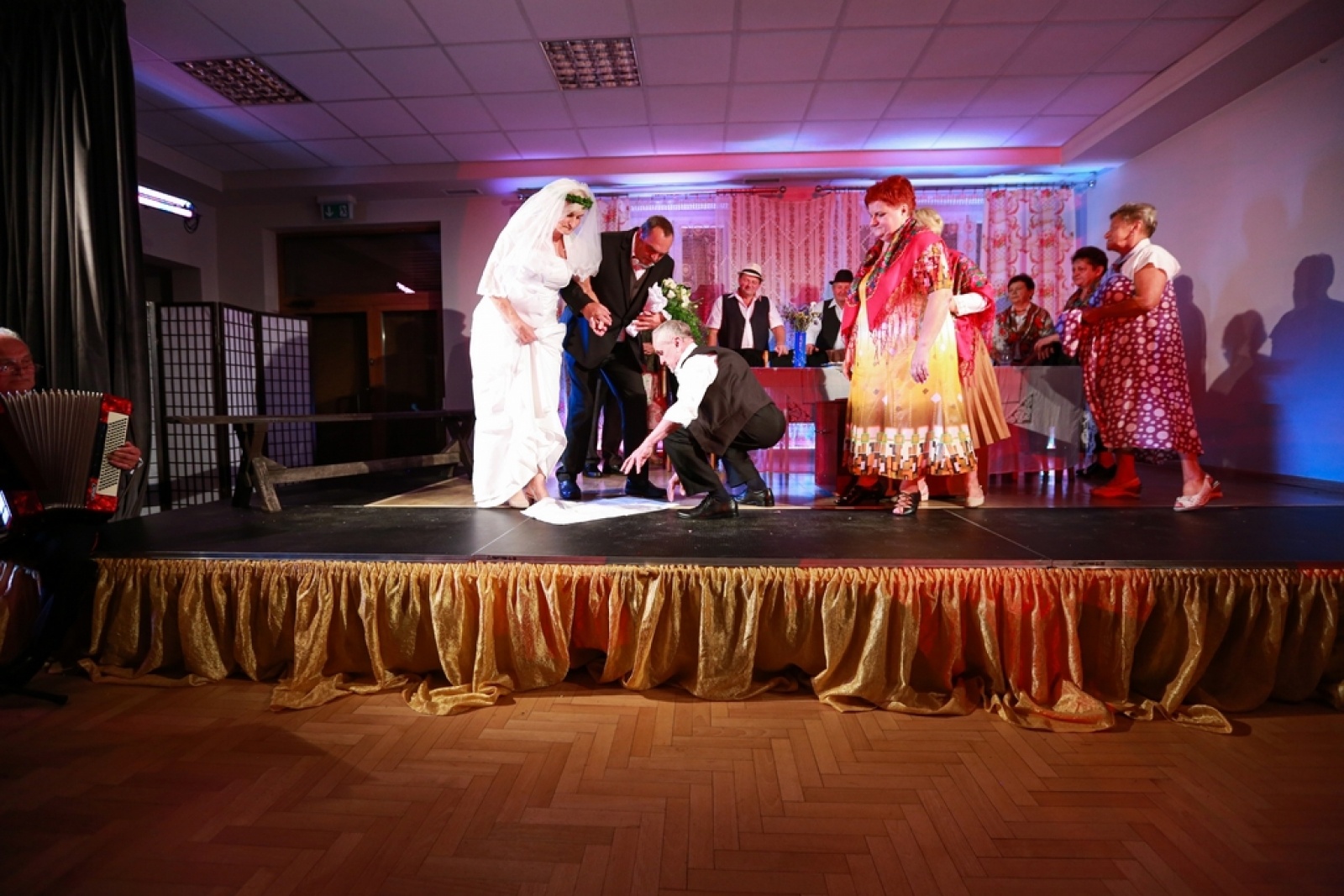 Zdjęcie w galerii na portalu naszwodzislaw.com: Ach, co to był za ślub! Tradycyjne śląskie wesele w Mszanie [FOTO] wiadomości z regionu