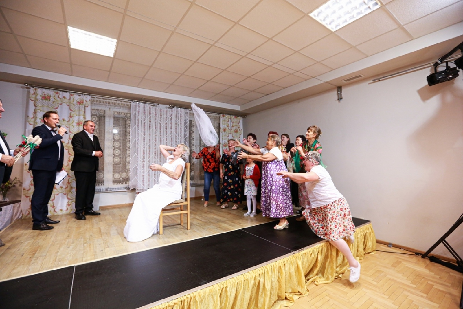 Zdjęcie w galerii na portalu naszwodzislaw.com: Ach, co to był za ślub! Tradycyjne śląskie wesele w Mszanie [FOTO] wiadomości z regionu