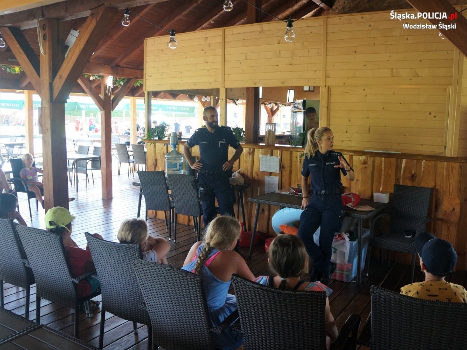 Zdjęcie w galerii na portalu naszwodzislaw.com: Bezpieczne wakacje. Policjanci na półkoloniach wiadomości z regionu