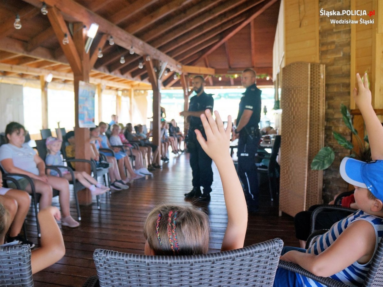 Zdjęcie w galerii na portalu naszwodzislaw.com: Bezpieczne wakacje. Policjanci na półkoloniach wiadomości z regionu