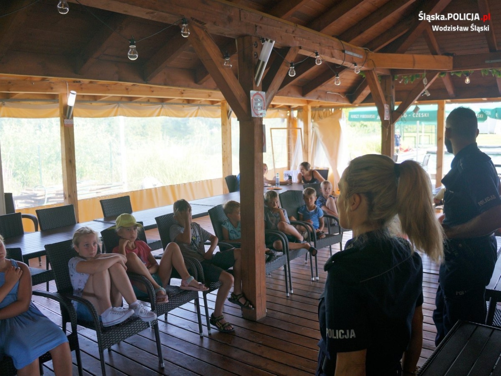 Zdjęcie w galerii na portalu naszwodzislaw.com: Bezpieczne wakacje. Policjanci na półkoloniach wiadomości z regionu