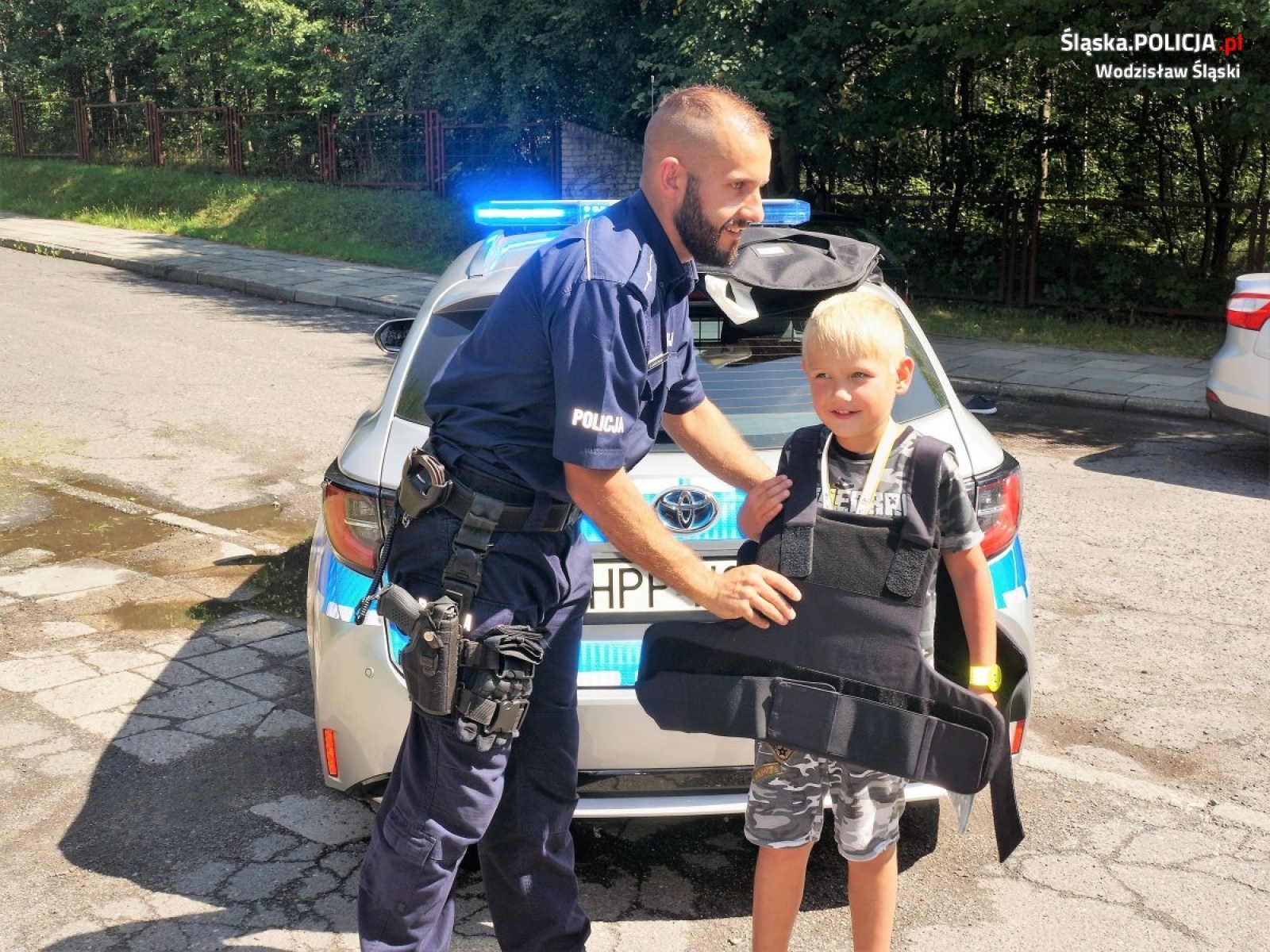 Zdjęcie w galerii na portalu naszwodzislaw.com: Bezpieczne wakacje. Policjanci na półkoloniach wiadomości z regionu