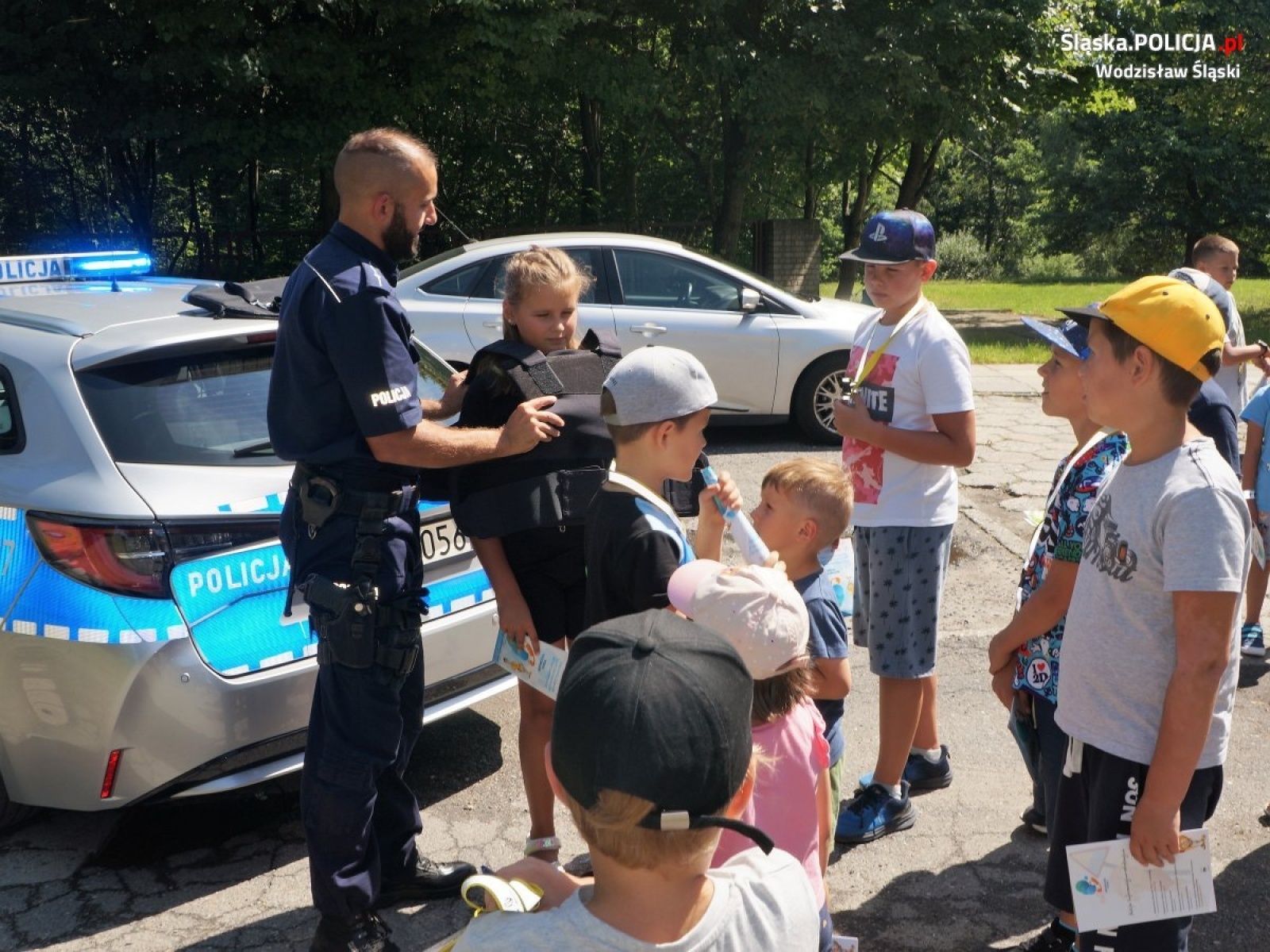 Zdjęcie w galerii na portalu naszwodzislaw.com: Bezpieczne wakacje. Policjanci na półkoloniach wiadomości z regionu