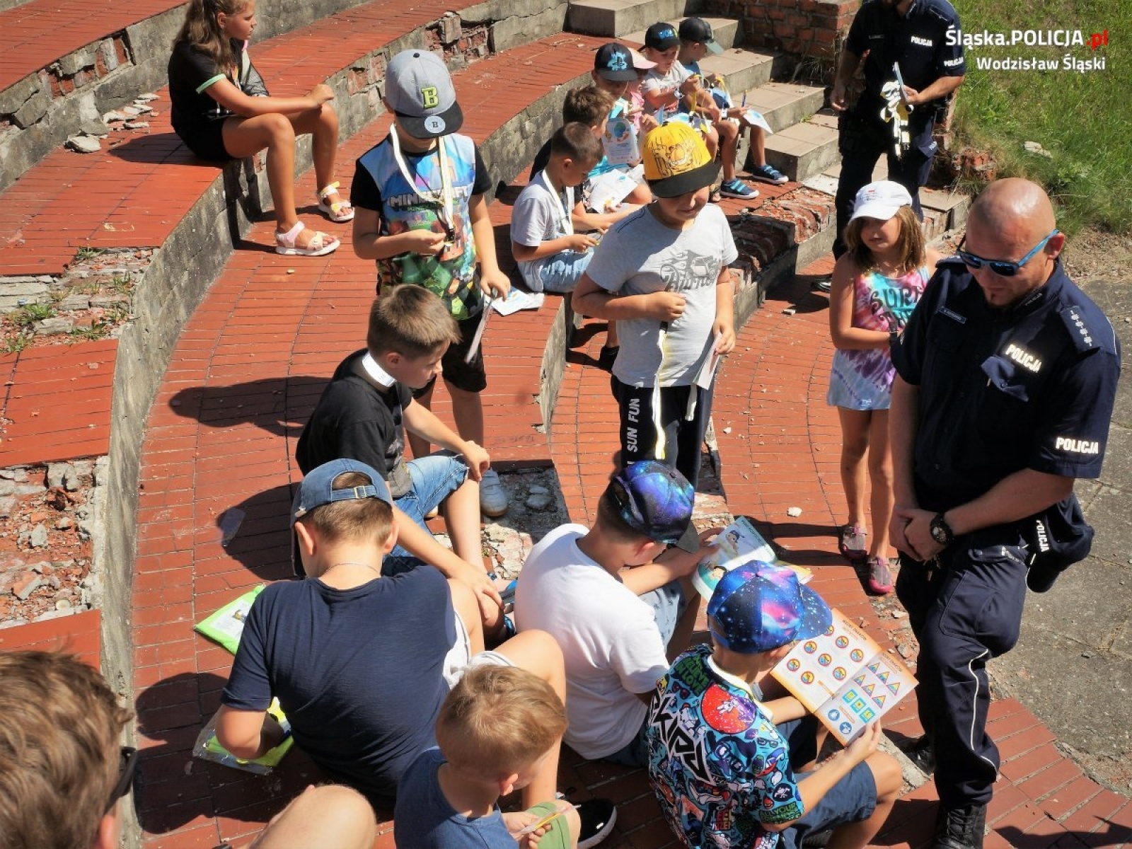 Zdjęcie w galerii na portalu naszwodzislaw.com: Bezpieczne wakacje. Policjanci na półkoloniach wiadomości z regionu