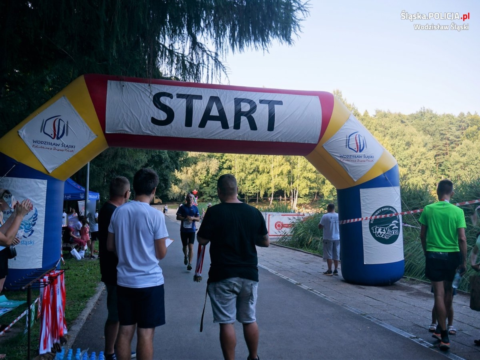Zdjęcie w galerii na portalu naszwodzislaw.com: Policyjne rozmowy o bezpieczeństwie podczas biegu Tropem Wilczym wiadomości z regionu