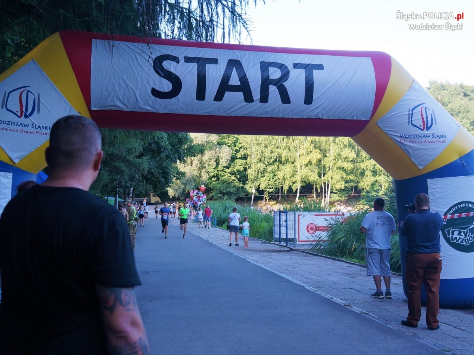 Zdjęcie w galerii na portalu naszwodzislaw.com: Policyjne rozmowy o bezpieczeństwie podczas biegu Tropem Wilczym wiadomości z regionu