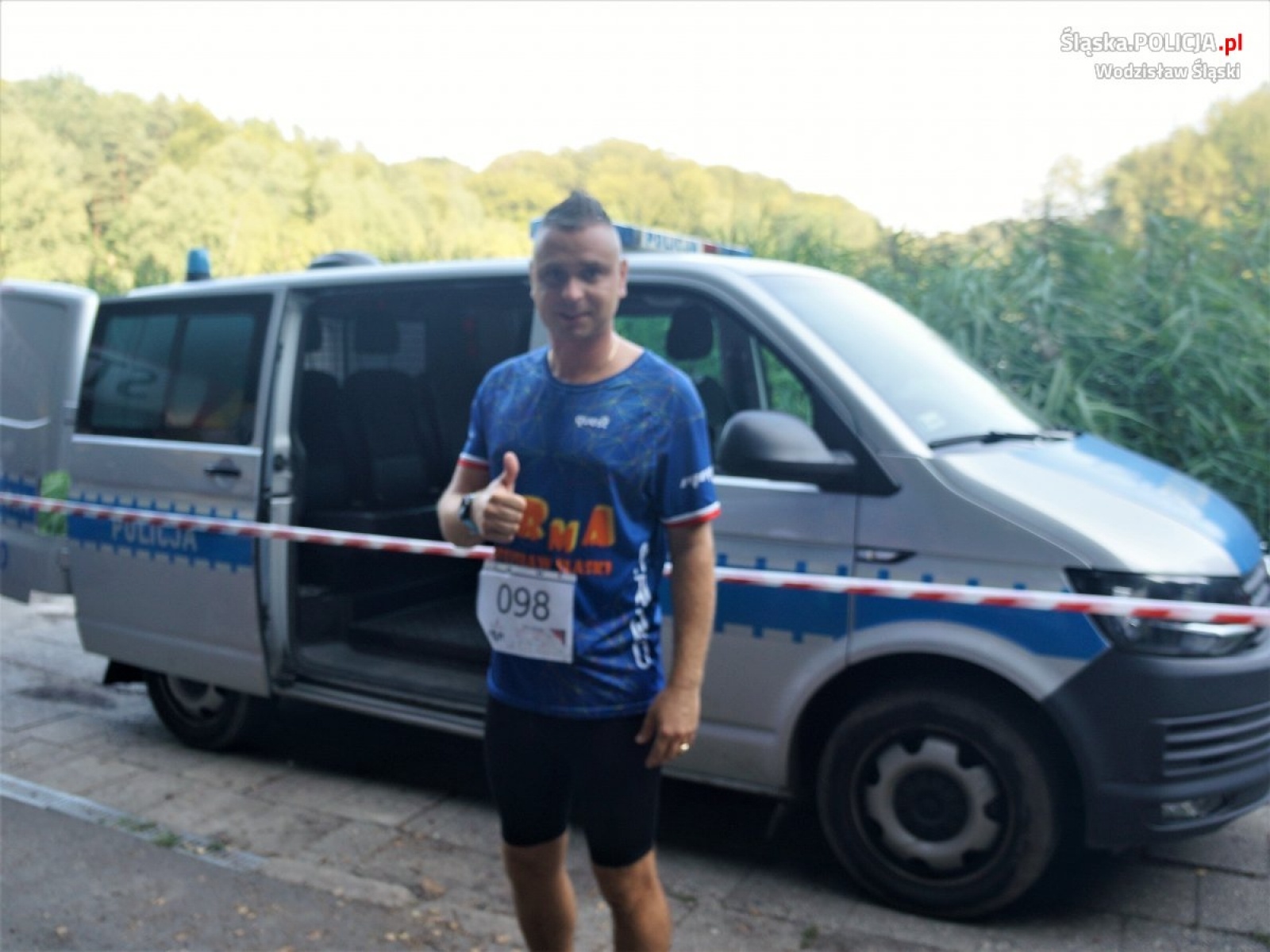 Zdjęcie w galerii na portalu naszwodzislaw.com: Policyjne rozmowy o bezpieczeństwie podczas biegu Tropem Wilczym wiadomości z regionu