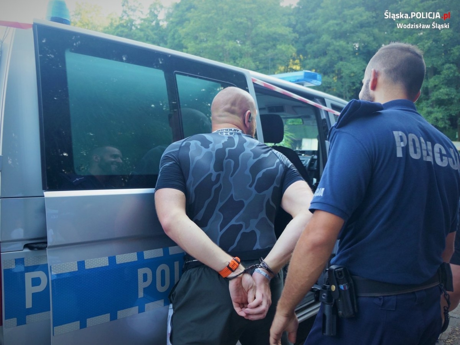 Zdjęcie w galerii na portalu naszwodzislaw.com: Policyjne rozmowy o bezpieczeństwie podczas biegu Tropem Wilczym wiadomości z regionu