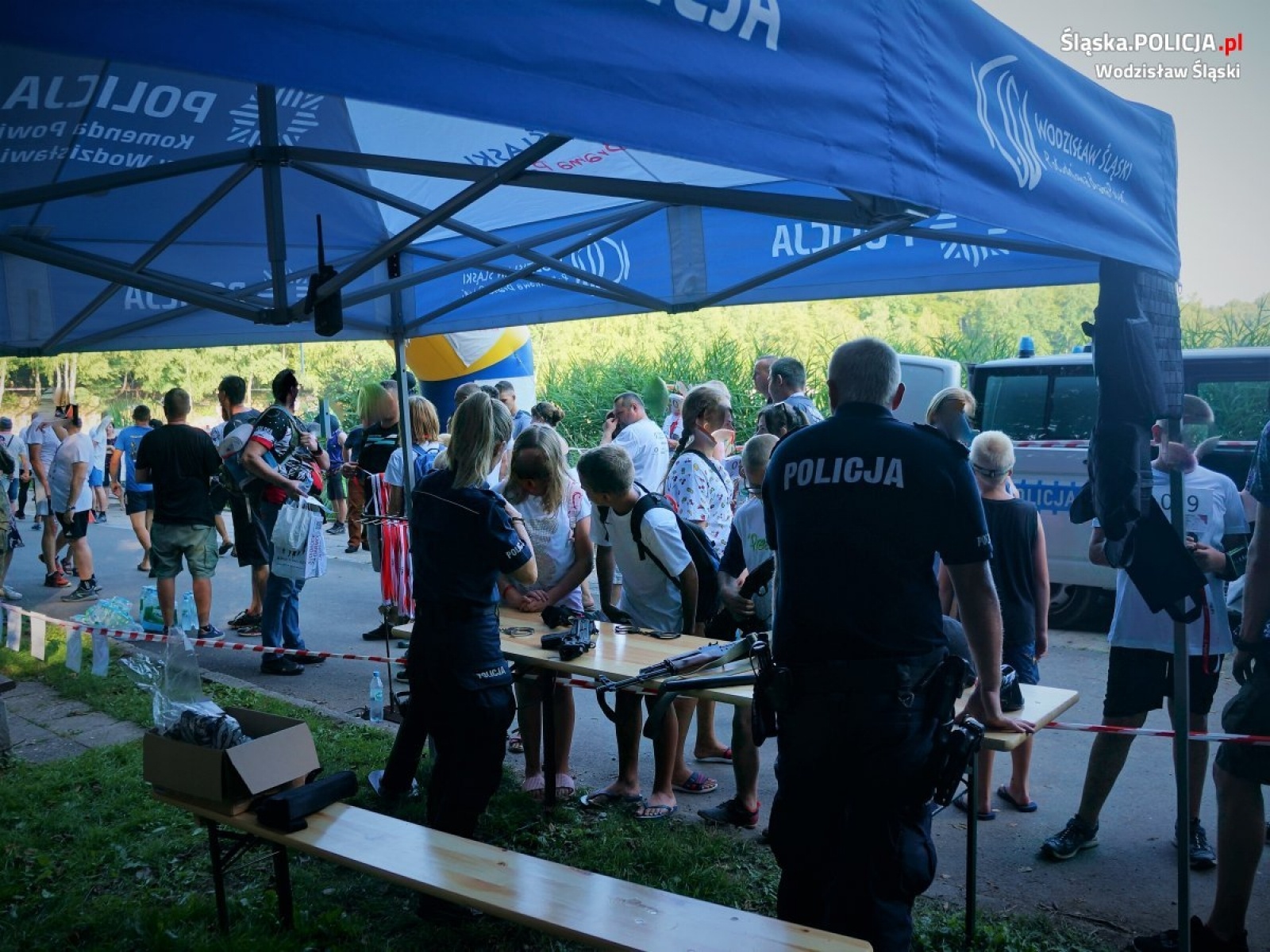 Zdjęcie w galerii na portalu naszwodzislaw.com: Policyjne rozmowy o bezpieczeństwie podczas biegu Tropem Wilczym wiadomości z regionu