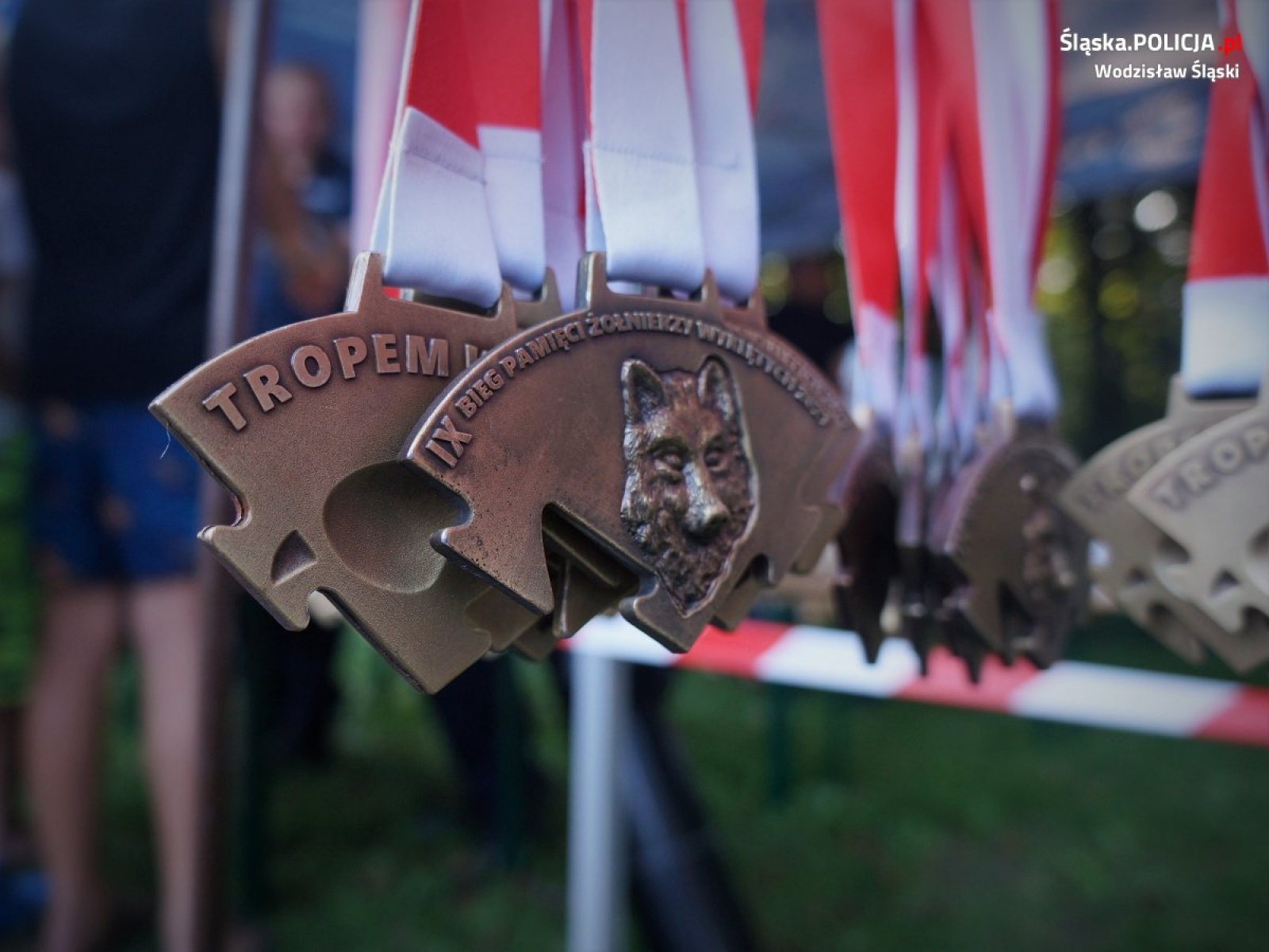 Zdjęcie w galerii na portalu naszwodzislaw.com: Policyjne rozmowy o bezpieczeństwie podczas biegu Tropem Wilczym wiadomości z regionu