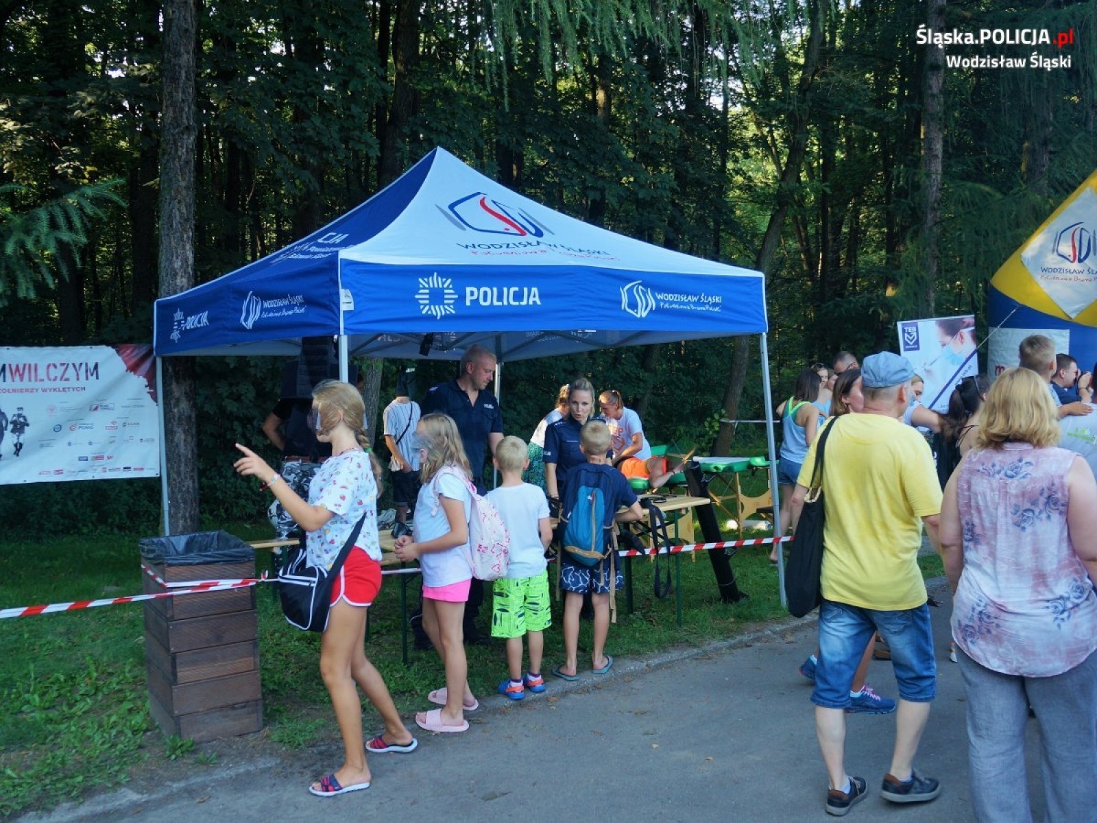 Zdjęcie w galerii na portalu naszwodzislaw.com: Policyjne rozmowy o bezpieczeństwie podczas biegu Tropem Wilczym wiadomości z regionu