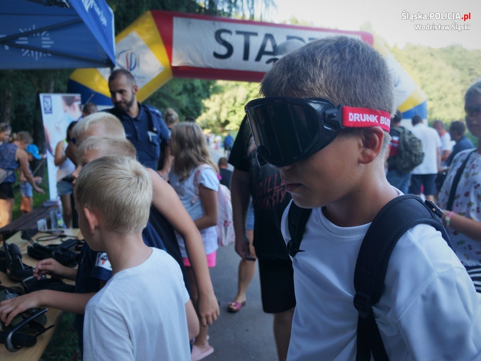 Zdjęcie w galerii na portalu naszwodzislaw.com: Policyjne rozmowy o bezpieczeństwie podczas biegu Tropem Wilczym wiadomości z regionu