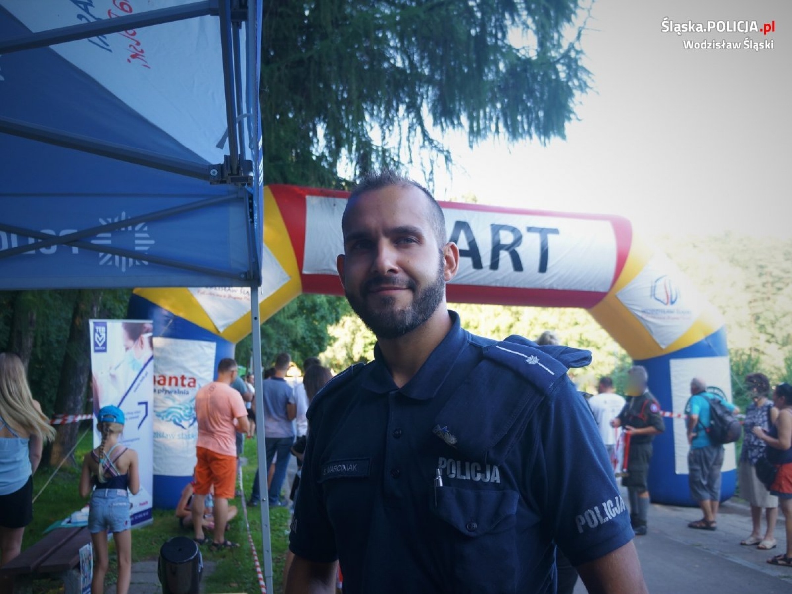 Zdjęcie w galerii na portalu naszwodzislaw.com: Policyjne rozmowy o bezpieczeństwie podczas biegu Tropem Wilczym wiadomości z regionu