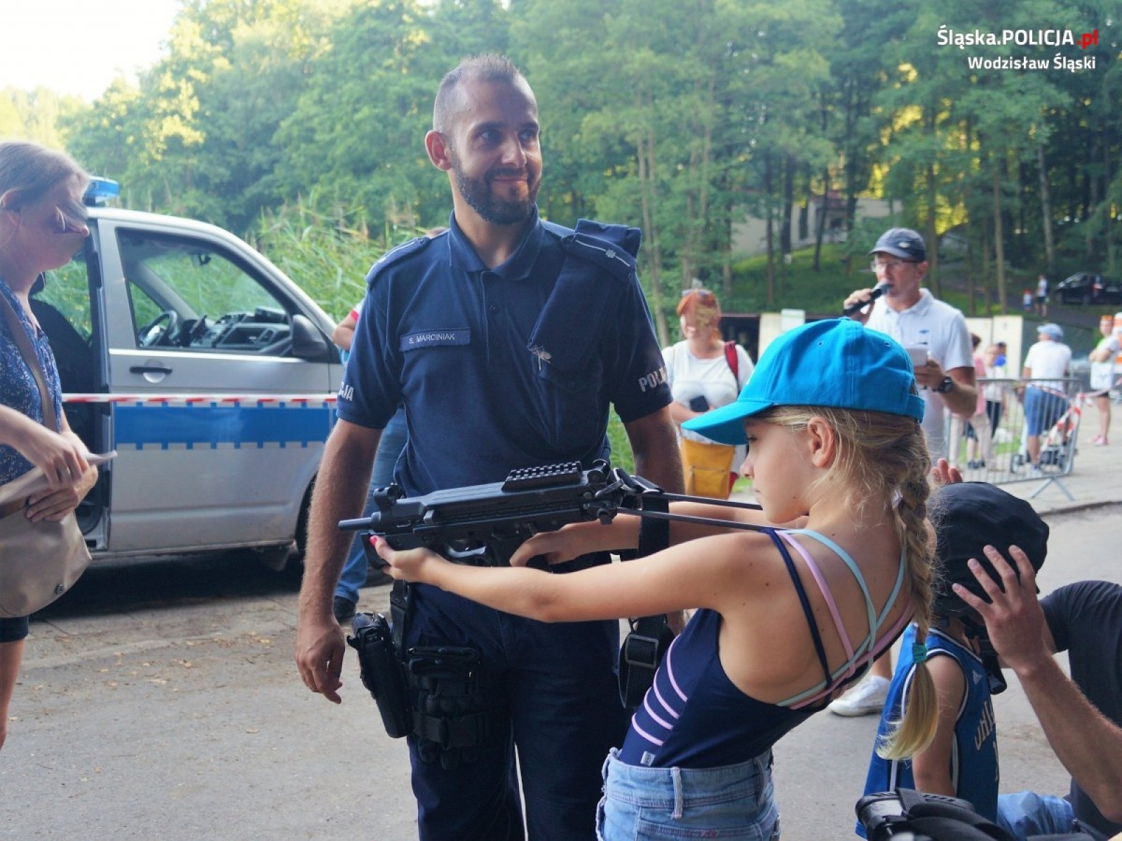 Zdjęcie w galerii na portalu naszwodzislaw.com: Policyjne rozmowy o bezpieczeństwie podczas biegu Tropem Wilczym wiadomości z regionu