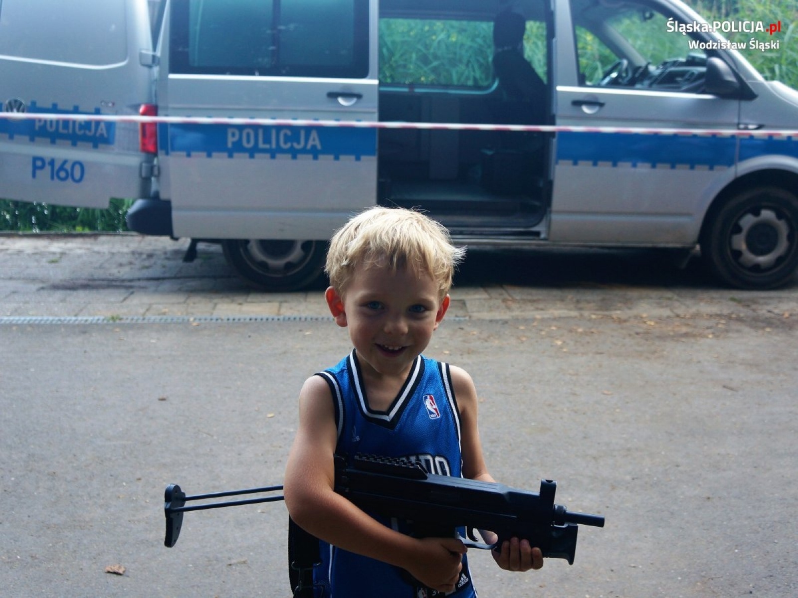 Zdjęcie w galerii na portalu naszwodzislaw.com: Policyjne rozmowy o bezpieczeństwie podczas biegu Tropem Wilczym wiadomości z regionu