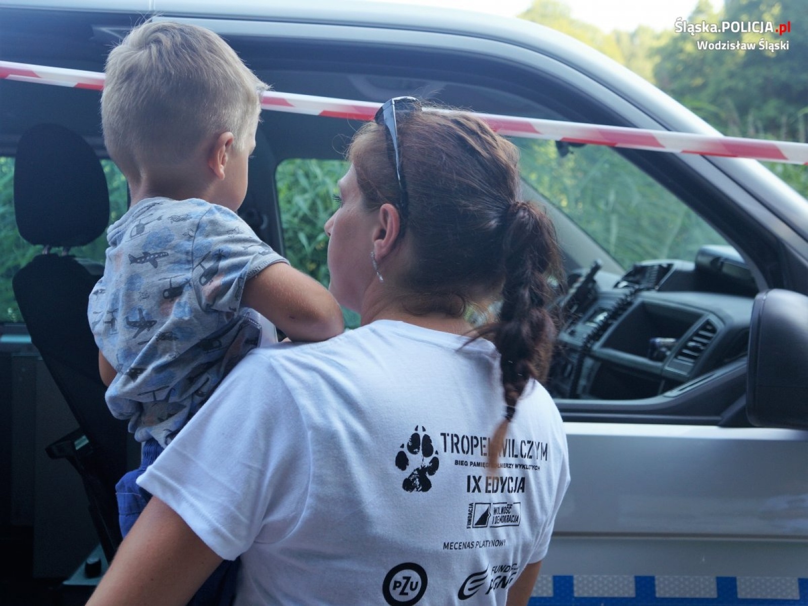 Zdjęcie w galerii na portalu naszwodzislaw.com: Policyjne rozmowy o bezpieczeństwie podczas biegu Tropem Wilczym wiadomości z regionu