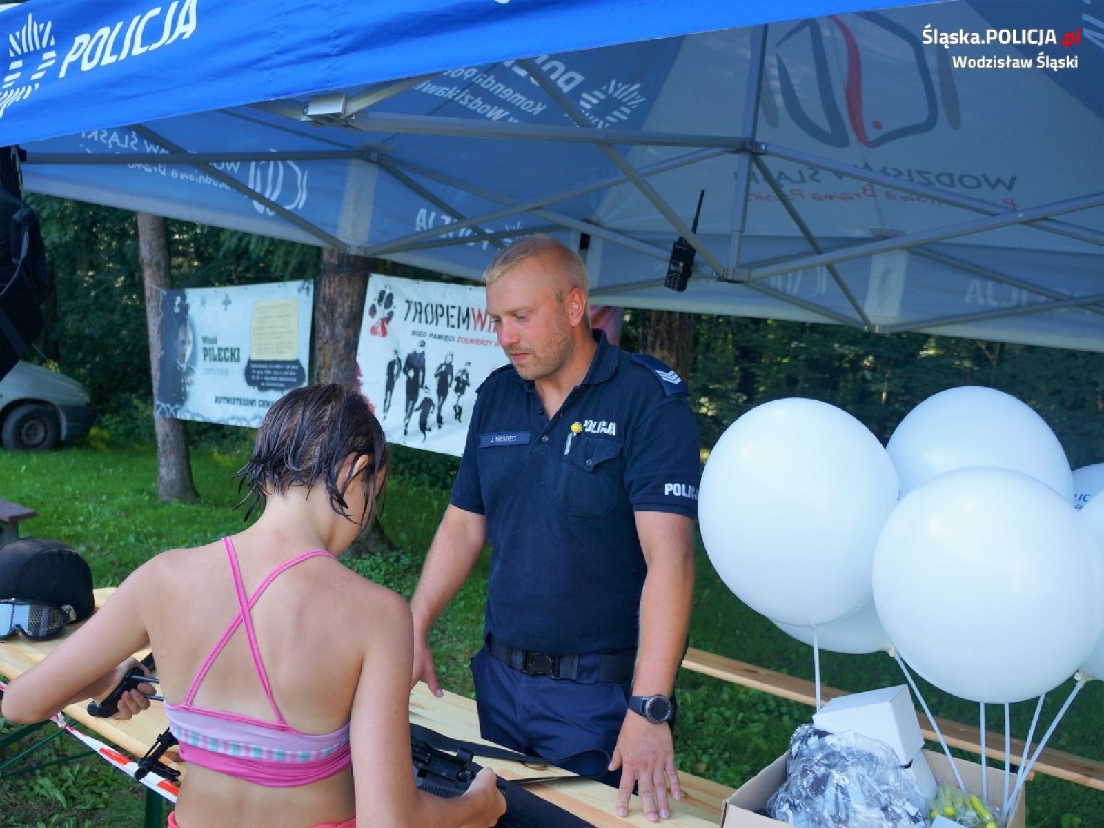 Zdjęcie w galerii na portalu naszwodzislaw.com: Policyjne rozmowy o bezpieczeństwie podczas biegu Tropem Wilczym wiadomości z regionu