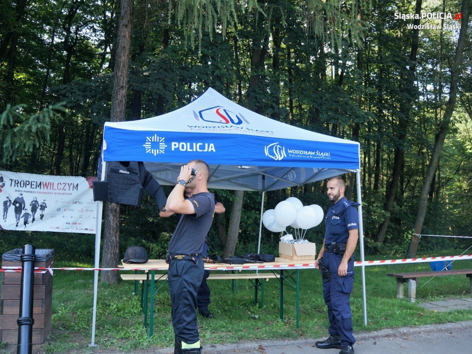 Zdjęcie w galerii na portalu naszwodzislaw.com: Policyjne rozmowy o bezpieczeństwie podczas biegu Tropem Wilczym wiadomości z regionu