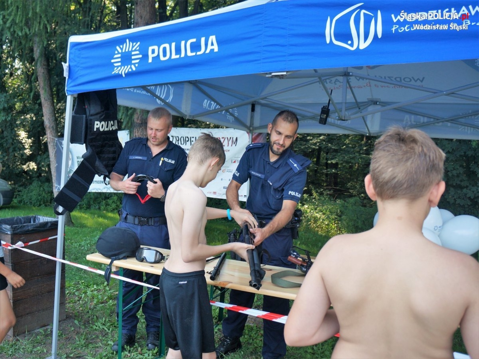 Zdjęcie w galerii na portalu naszwodzislaw.com: Policyjne rozmowy o bezpieczeństwie podczas biegu Tropem Wilczym wiadomości z regionu