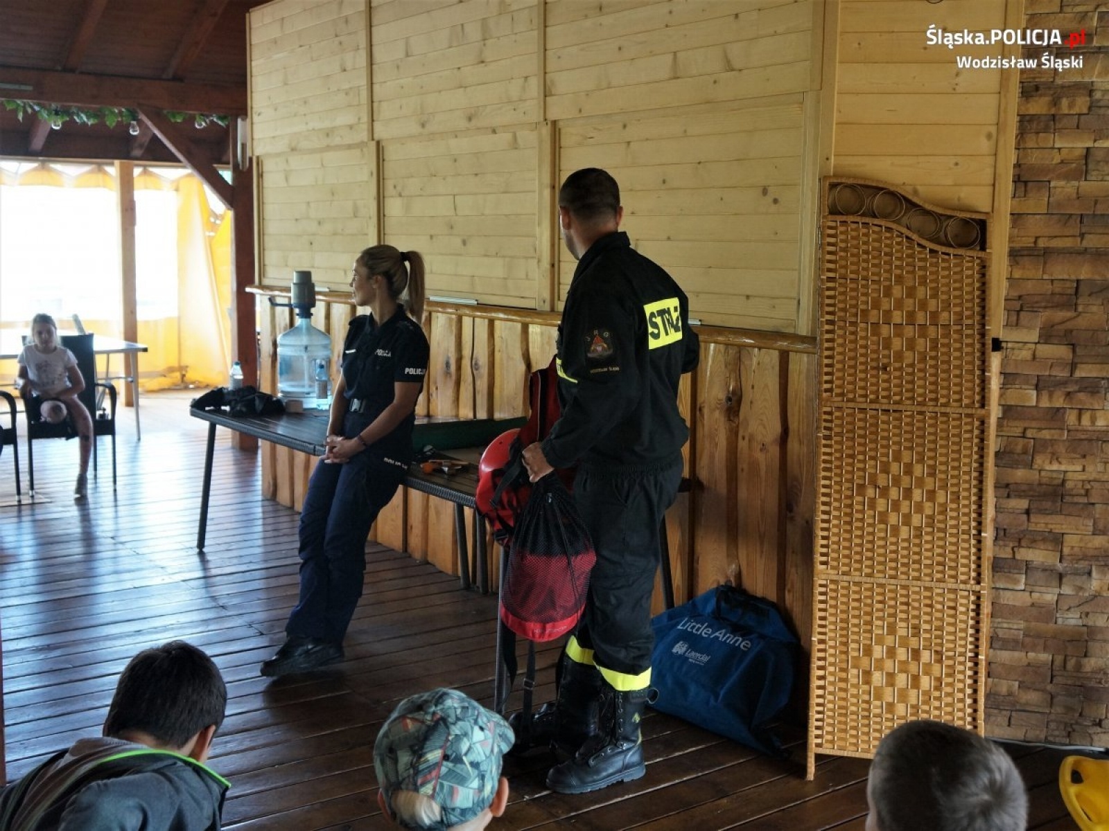 Zdjęcie w galerii na portalu naszwodzislaw.com: Strażacy i policjanci opowiadali o bezpieczeństwie nad wodą wiadomości z regionu