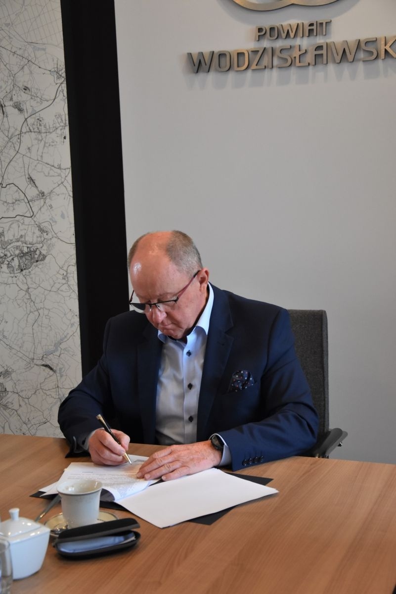 Zdjęcie w galerii na portalu naszwodzislaw.com: W starostwie podpisano umowę na windę wiadomości z regionu