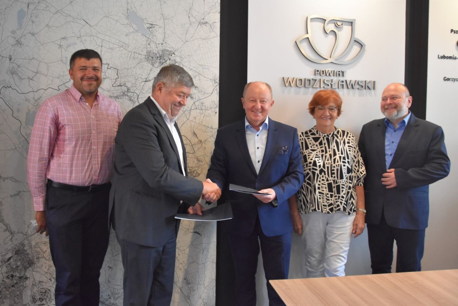 Zdjęcie w galerii na portalu naszwodzislaw.com: W starostwie podpisano umowę na windę wiadomości z regionu