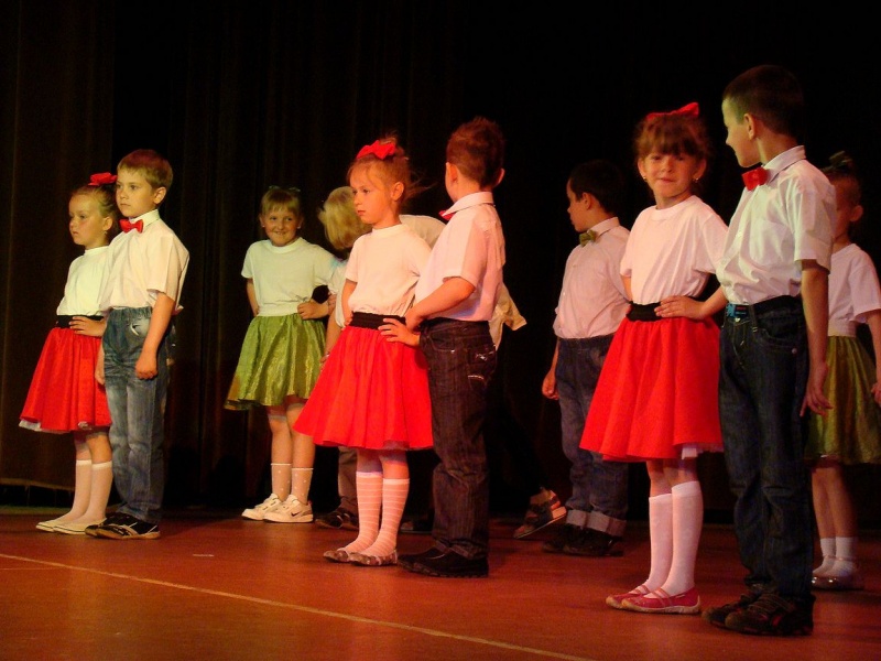 Zdjęcie w galerii na portalu naszwodzislaw.com: Przedszkolaki szalały na scenie wiadomości z regionu