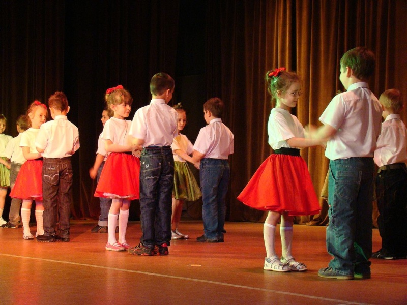 Zdjęcie w galerii na portalu naszwodzislaw.com: Przedszkolaki szalały na scenie wiadomości z regionu