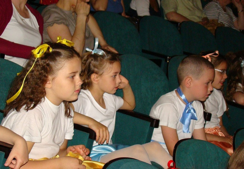 Zdjęcie w galerii na portalu naszwodzislaw.com: Przedszkolaki szalały na scenie wiadomości z regionu