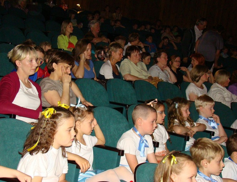 Zdjęcie w galerii na portalu naszwodzislaw.com: Przedszkolaki szalały na scenie wiadomości z regionu