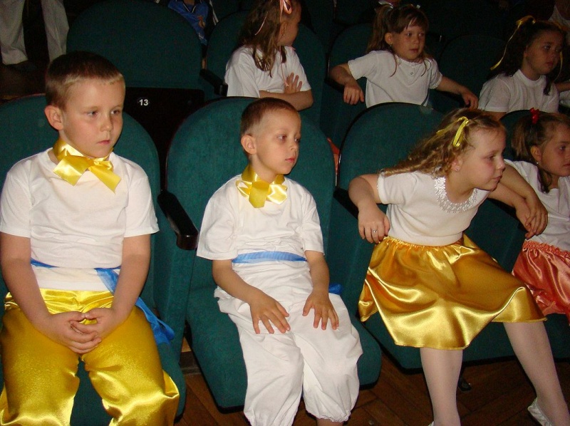 Zdjęcie w galerii na portalu naszwodzislaw.com: Przedszkolaki szalały na scenie wiadomości z regionu