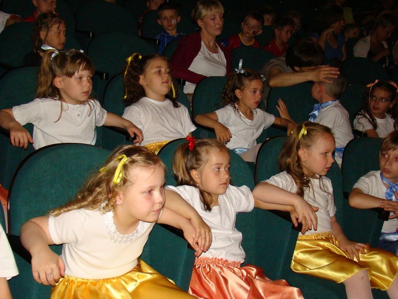 Zdjęcie w galerii na portalu naszwodzislaw.com: Przedszkolaki szalały na scenie wiadomości z regionu