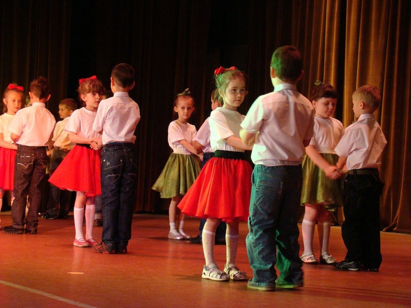 Zdjęcie w galerii na portalu naszwodzislaw.com: Przedszkolaki szalały na scenie wiadomości z regionu