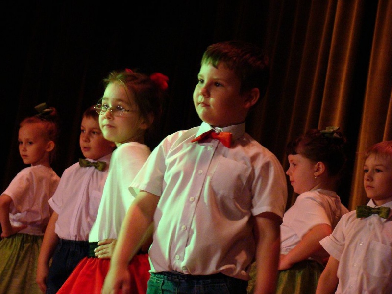 Zdjęcie w galerii na portalu naszwodzislaw.com: Przedszkolaki szalały na scenie wiadomości z regionu