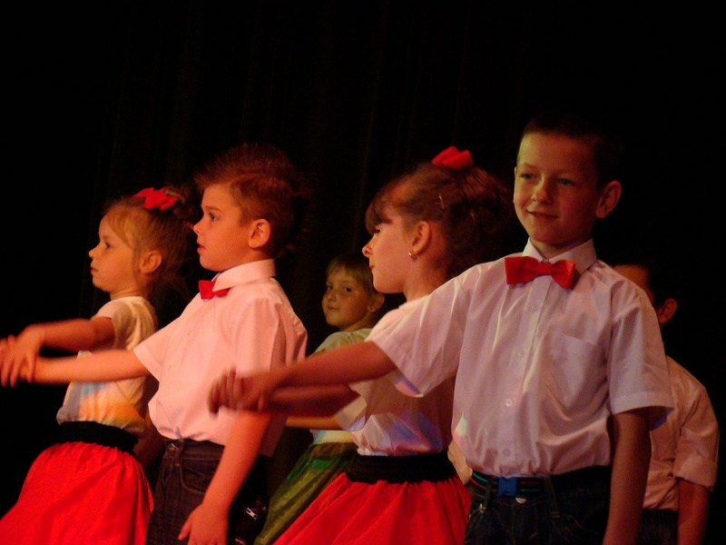 Zdjęcie w galerii na portalu naszwodzislaw.com: Przedszkolaki szalały na scenie wiadomości z regionu