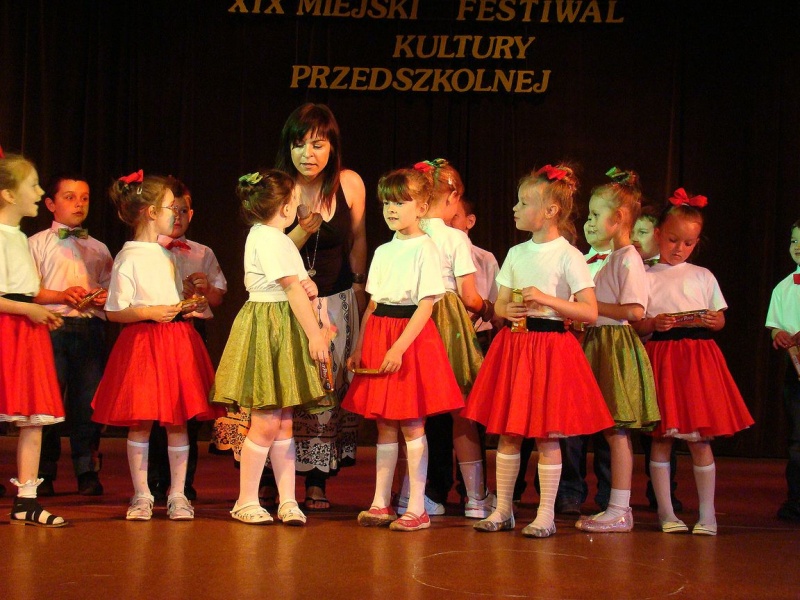 Zdjęcie w galerii na portalu naszwodzislaw.com: Przedszkolaki szalały na scenie wiadomości z regionu