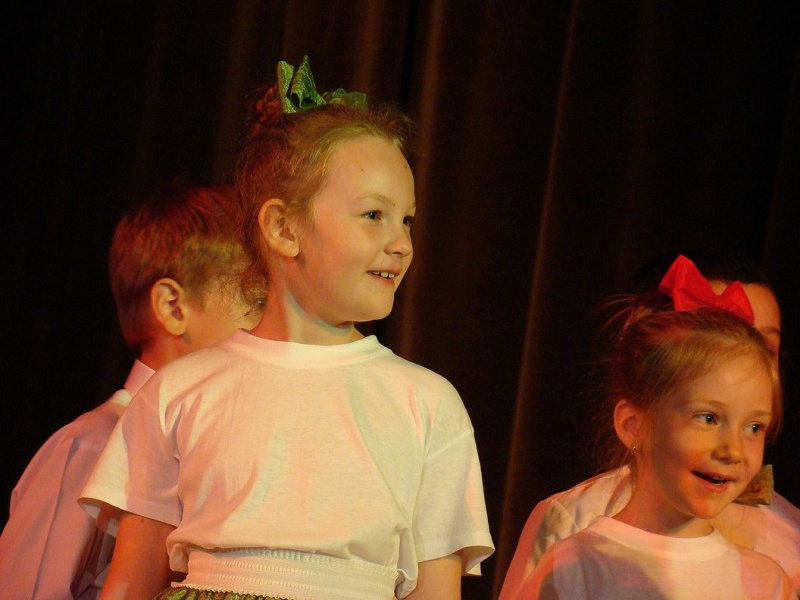 Zdjęcie w galerii na portalu naszwodzislaw.com: Przedszkolaki szalały na scenie wiadomości z regionu