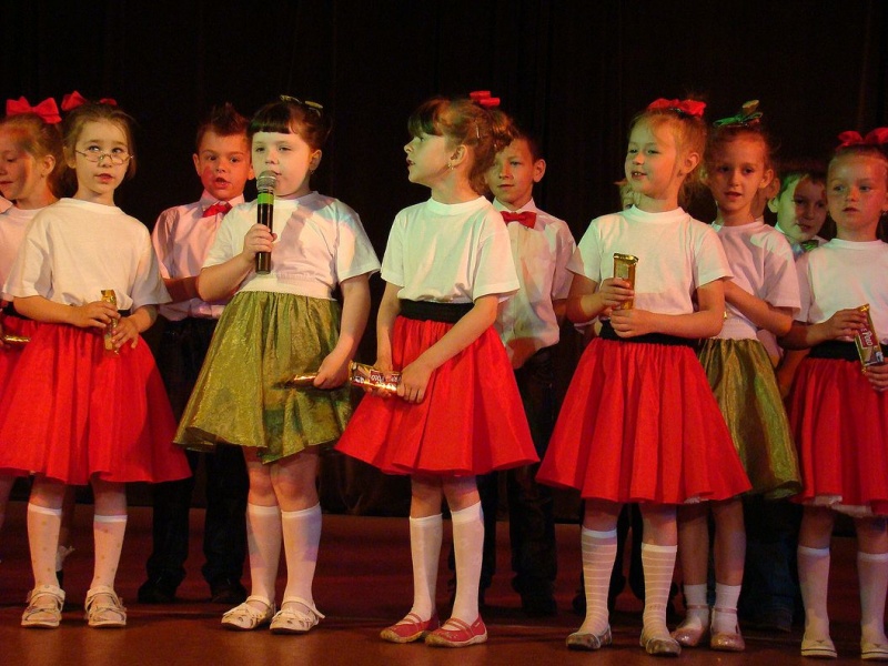 Zdjęcie w galerii na portalu naszwodzislaw.com: Przedszkolaki szalały na scenie wiadomości z regionu