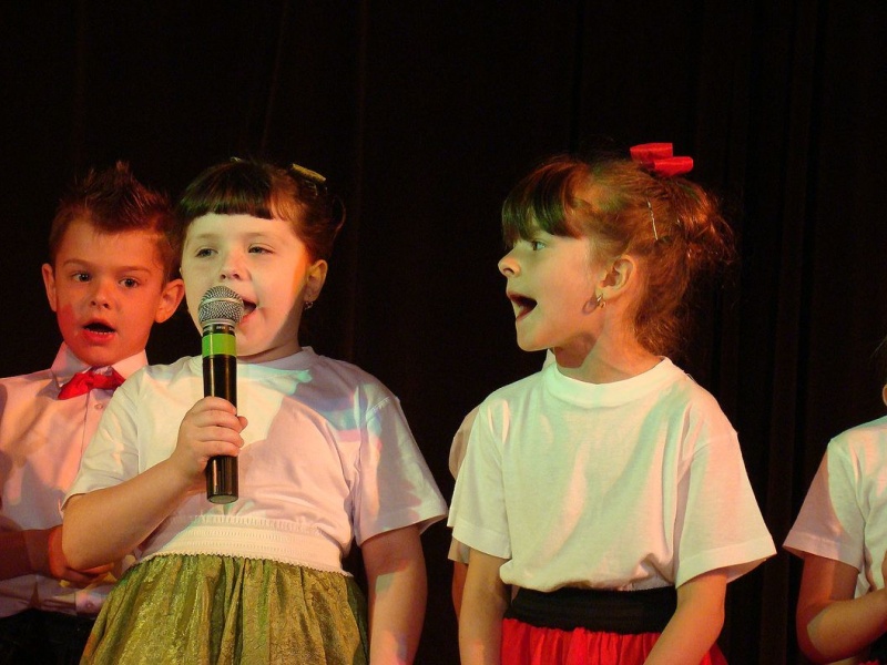 Zdjęcie w galerii na portalu naszwodzislaw.com: Przedszkolaki szalały na scenie wiadomości z regionu